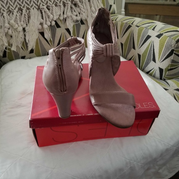 Shoe - Picture 2 of 3